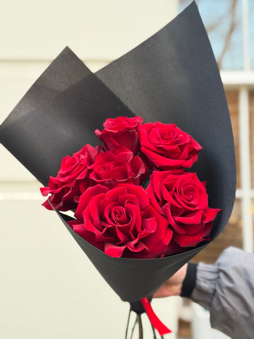 Classic Romance – 6 Red Roses